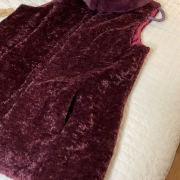 White House Black Market Comfy Plush Burgundy Faux Fur Vest - Picture 11 of 12